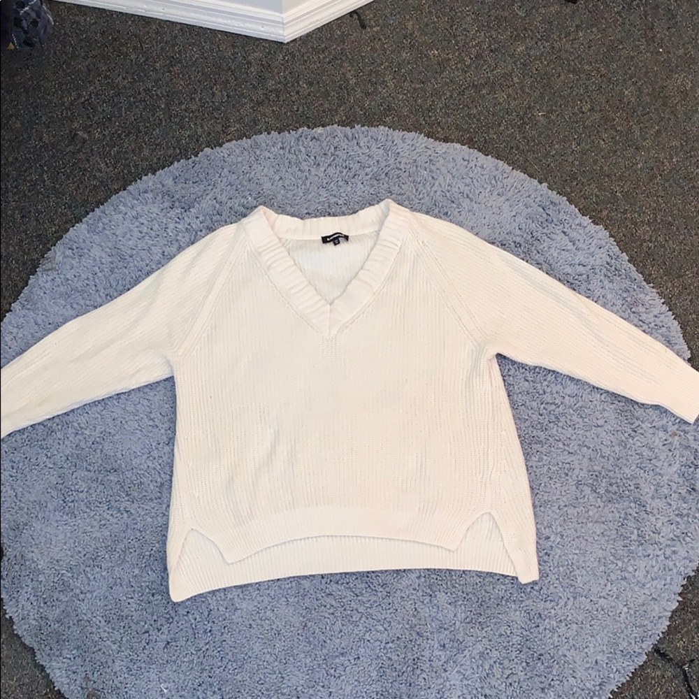 Cream/white V-neck Sweater
